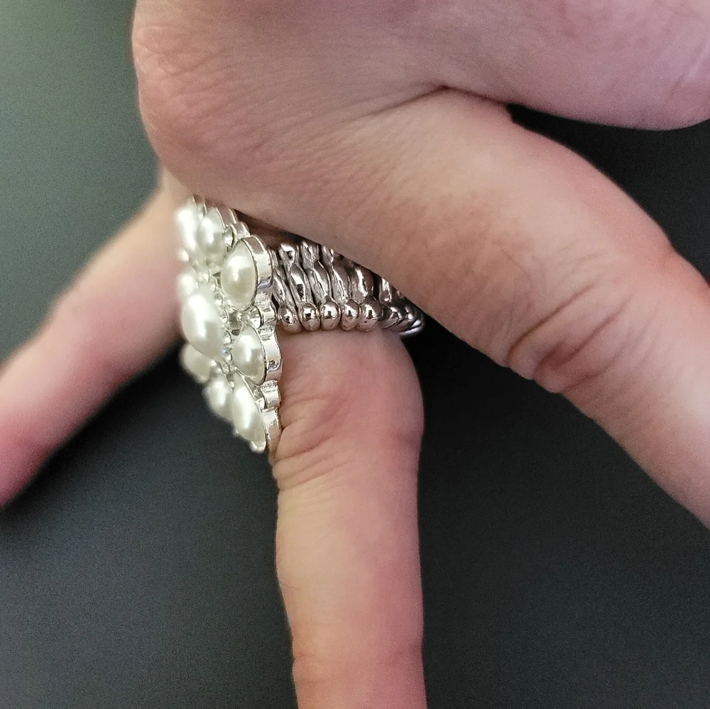 NWOT Vintage Floral Cluster Ring Adjustable Size with stretch